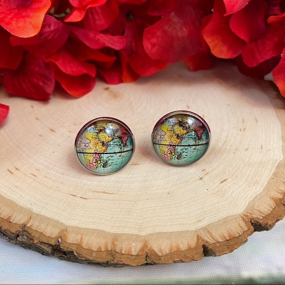 Colorful World Map with Silver Cufflinks - Picture 4 of 8